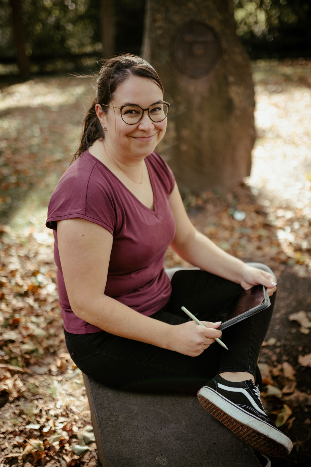 Webdesignerin Judith Geisen auf einer Bank