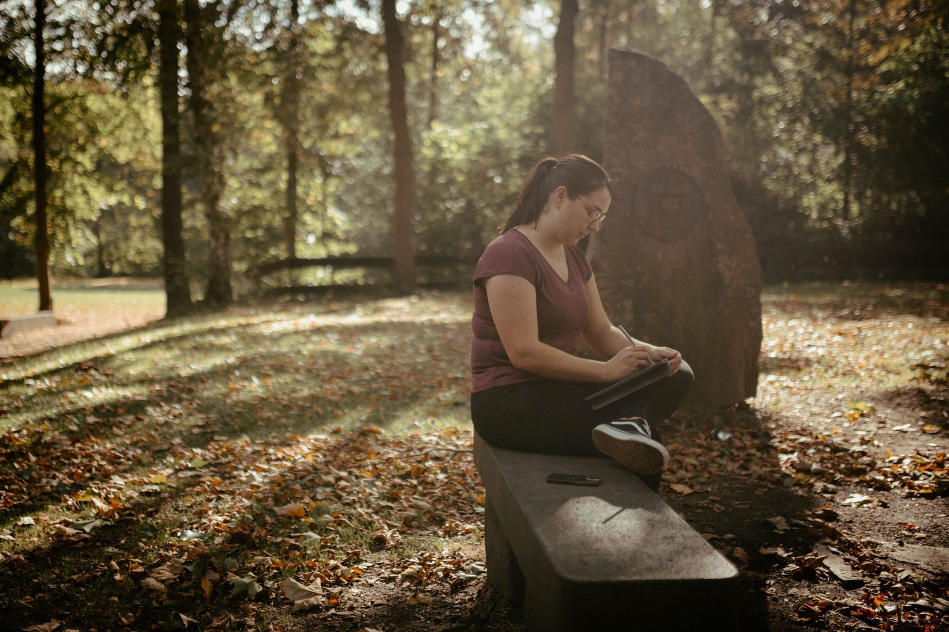 Webdesignerin Judith Geisen arbeitet mit Tablet im Park